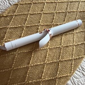 T3 curling iron single pass 1.25” excellent condition barely used